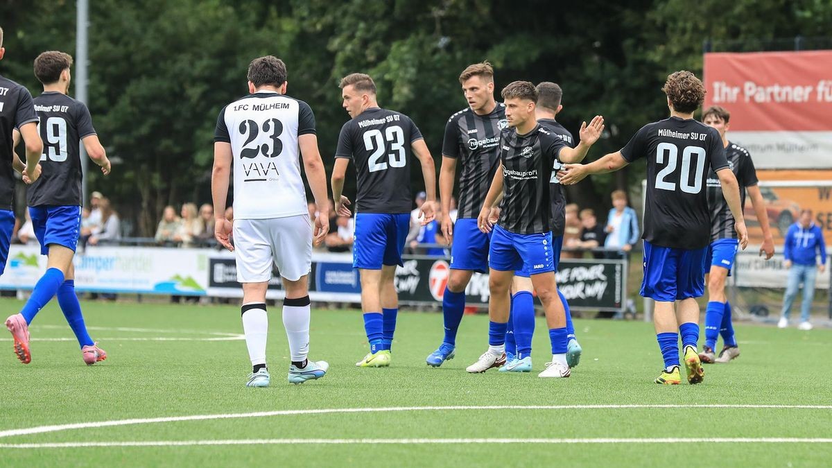 Zufriedenheit sieht anders aus: Nach dem Derbysieg über den 1. FC Mülheim waren die Kicker des Mülheimer SV vor allem erleichtert. Zufriedenheit sieht anders aus: Nach dem Derbysieg über den 1. FC Mülheim waren die Kicker des Mülheimer SV vor allem erleichtert.