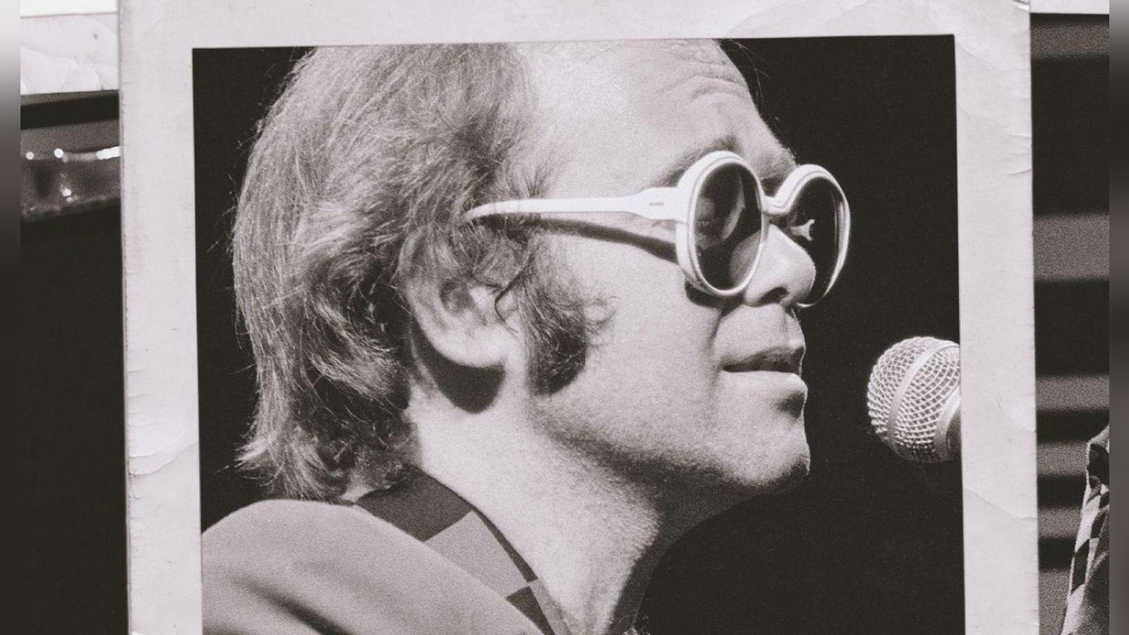 Endlich-als-Album-Elton-John-fast-allein-am-Klavier