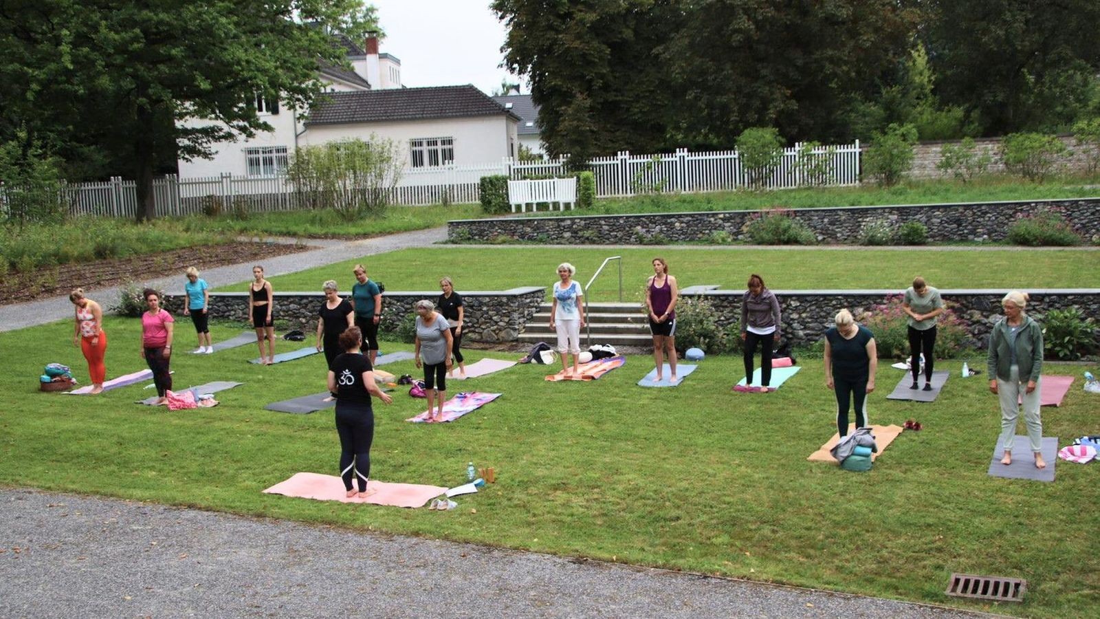 Sport-an-Kulturst-tte-Yogastunden-im-Hohenhof