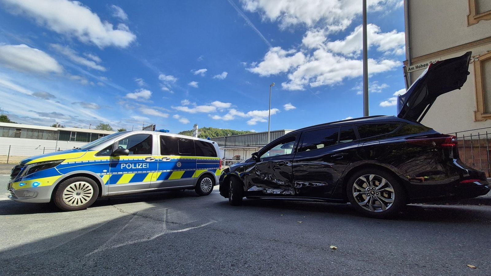 Siegen-Seat-kracht-in-Ford-mit-Kindern-Polizei-sch-pft-Verdacht