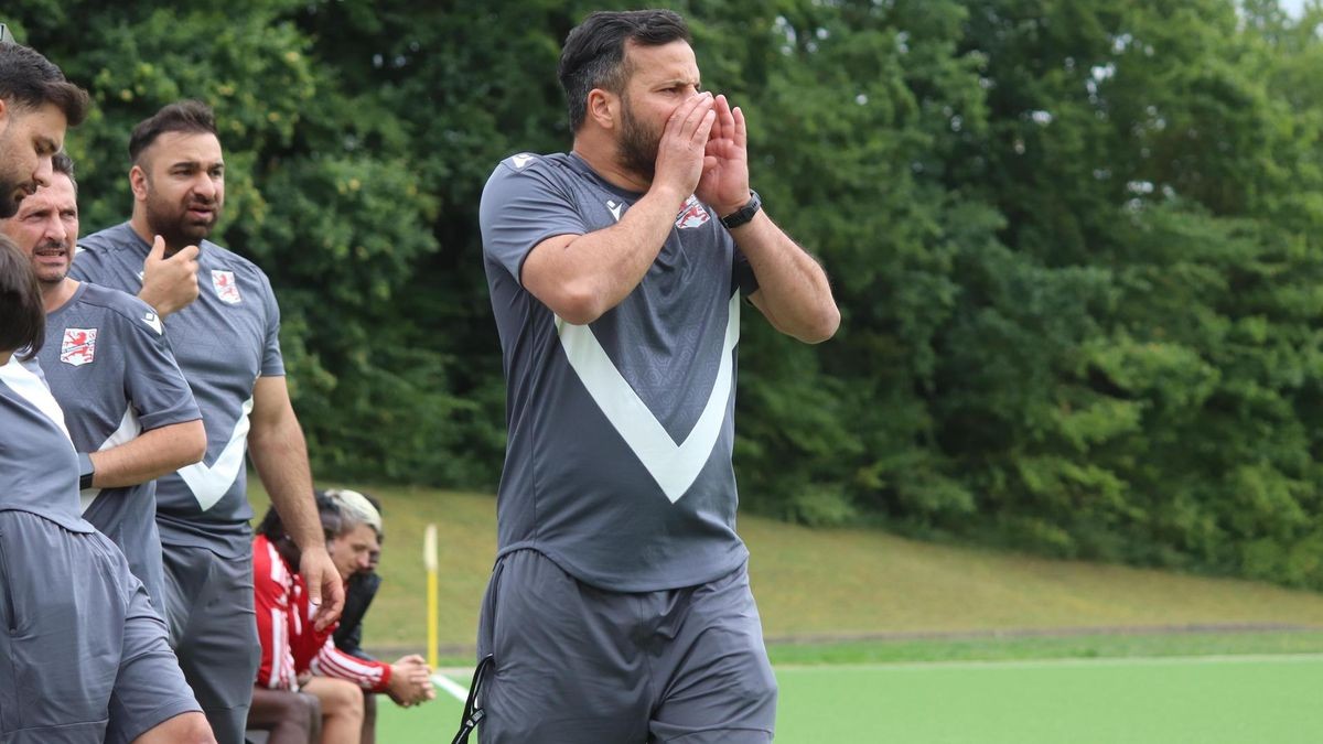 Yalcin Erkaya, Trainer SV Hohenlimburg 1910 an der Seitenlinie.