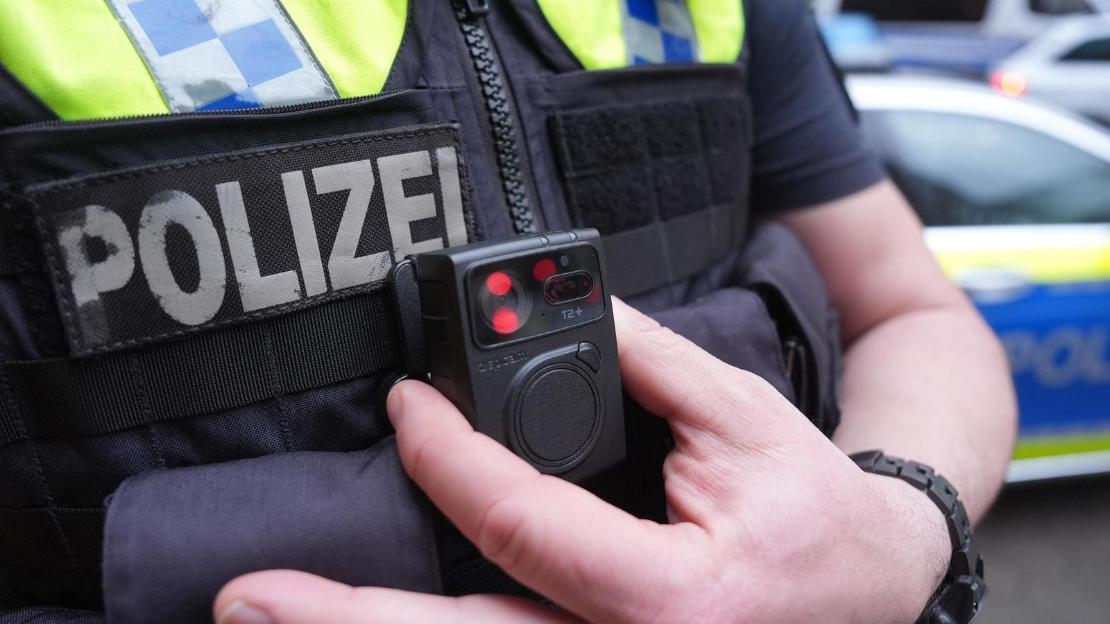 Unbekannte-Substanz-explodiert-Knall-und-Atembeschwerden-in-der-S-d-Th-ringen-Bahn
