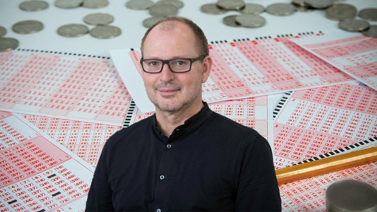 Christian Hesse ist Professor für mathematische Statistik an der Universität Stuttgart. Christian Hesse ist Professor für mathematische Statistik an der Universität Stuttgart.
