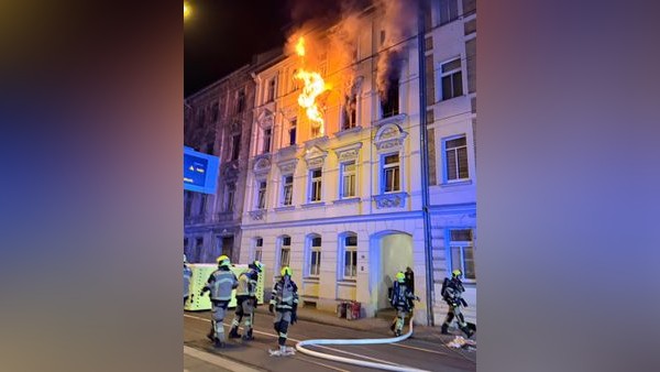 Meterhohe Flammen bei Brand in Gera: Mann rettet sich durch Sprung – wohl drei Schwerverletzte