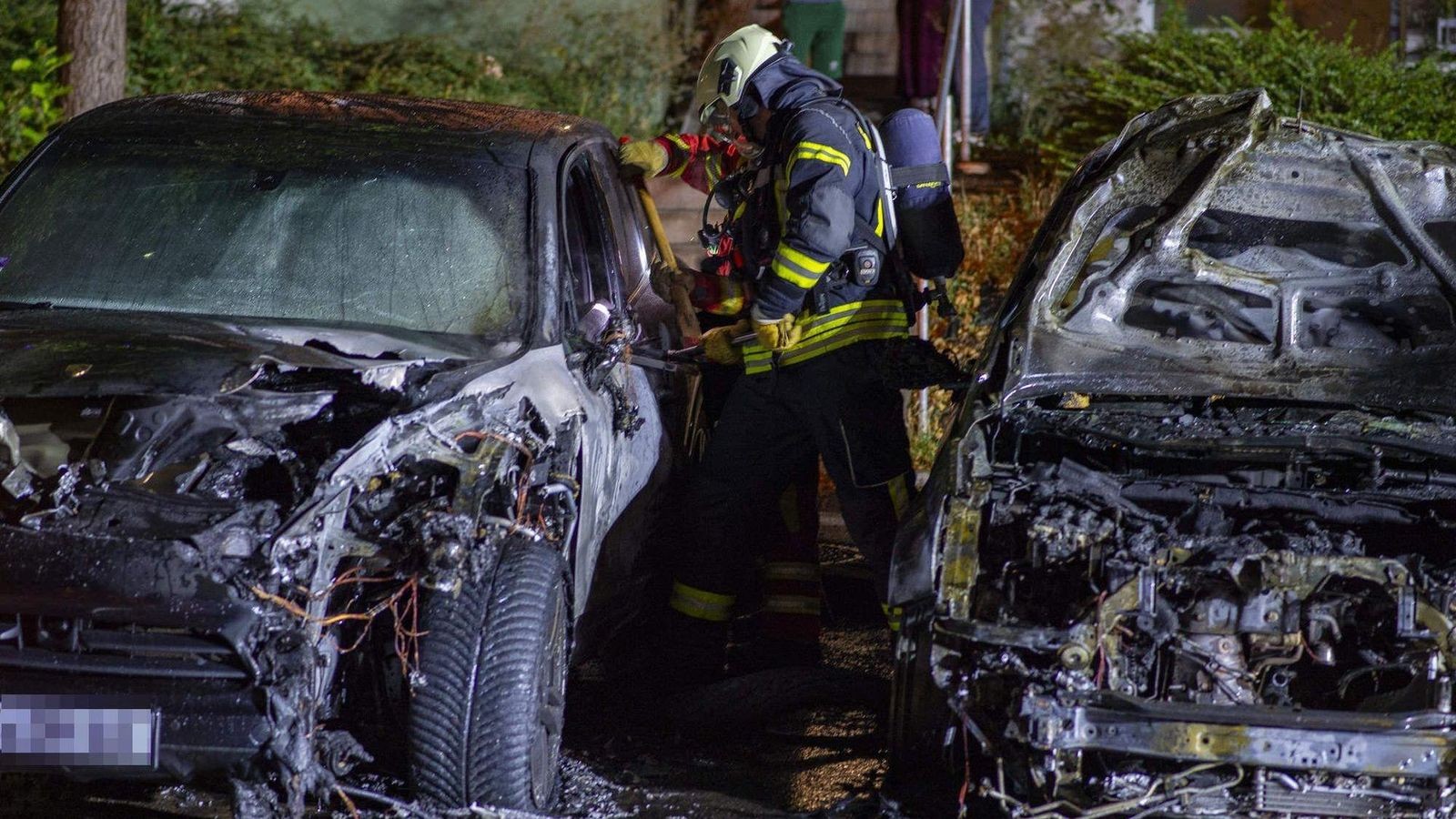 Autos-in-Erfurt-in-Flammen-Polizei-bittet-um-Zeugenhinweise