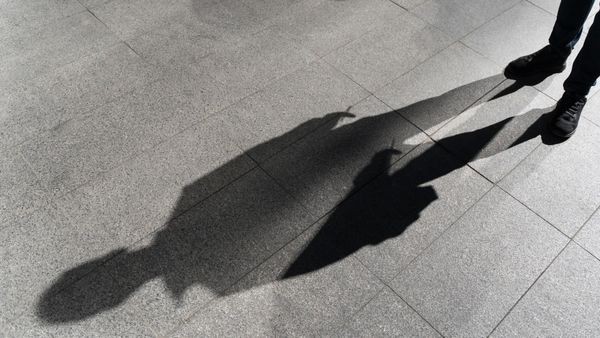 Wegen eines T-Shirts: Mann schlägt auf Freundin ein – sie erleidet Fehlgeburt