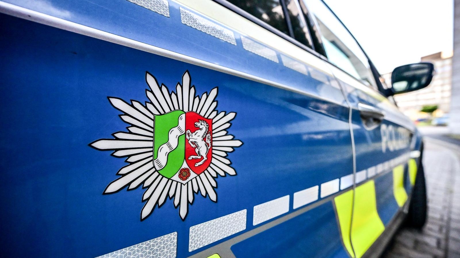 Radfahrer-26-in-Duisburg-angefahren-Autofahrer-fl-chtet