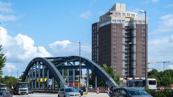 Hamburgs größtes Flüchtlingshotel wird zur Nobelherberge umgebaut