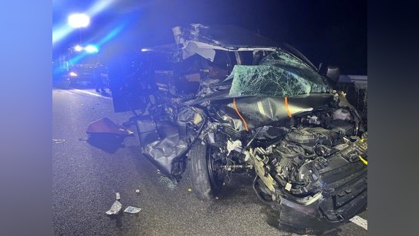 Kleinbus prallt gegen Auflieger: Vier teils schwer und lebensbedrohlich Verletzte bei Unfall auf A4