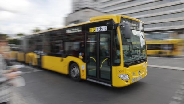 V Köpenicku se je avtomobil zaletel v avtobus BVG, pet poškodovanih