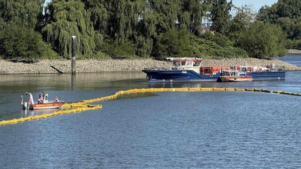 Großeinsatz: 2000 Liter Diesel laufen in Hafen auf der Veddel aus