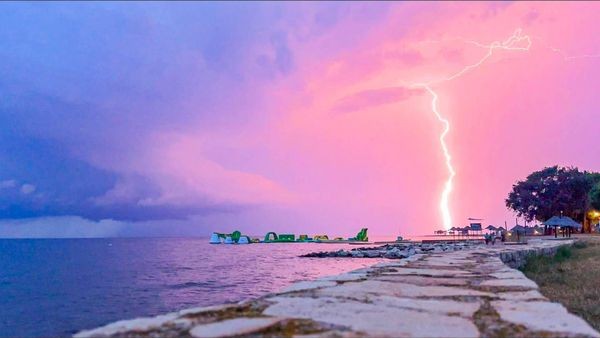 Schwere Unwetter in Italien: Mann wird im Auto mitgerissen