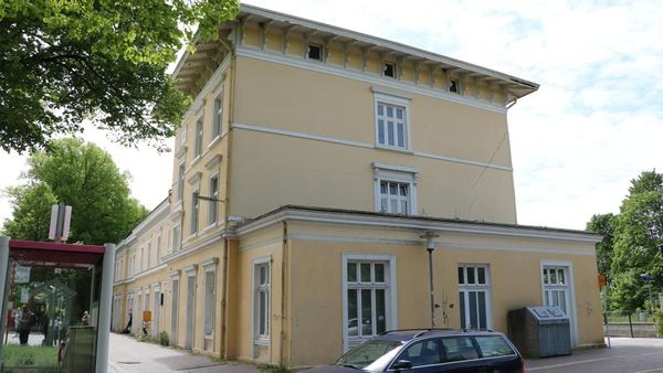 Foto aufgetaucht: War Riss im Bahnhof Ratzeburg schon immer da?
