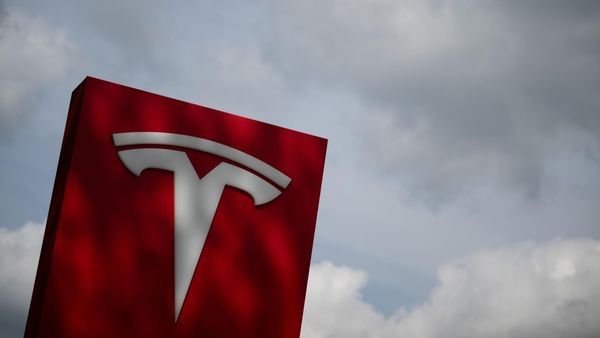 Po požaru v tovarni Tesla Giga Berlin so nekatere dele zaprli, vzrok požara še preiskujejo