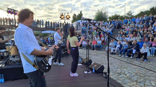 „Musik am Hafen“: Caramel Club sorgt für Besucherrekord