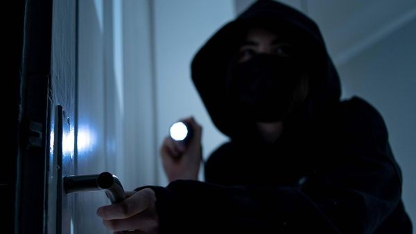 Taschenlampenschein verriet ihn: Polizei schnappt Baustellendieb