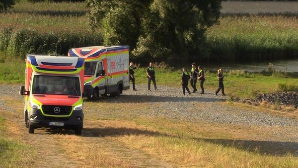 Sportboot auf der Elbe gekentert – Besatzung geht über Bord