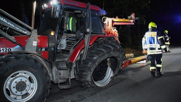 Pkw kracht in Trecker – Fahrer muss verletzt ins Krankenhaus