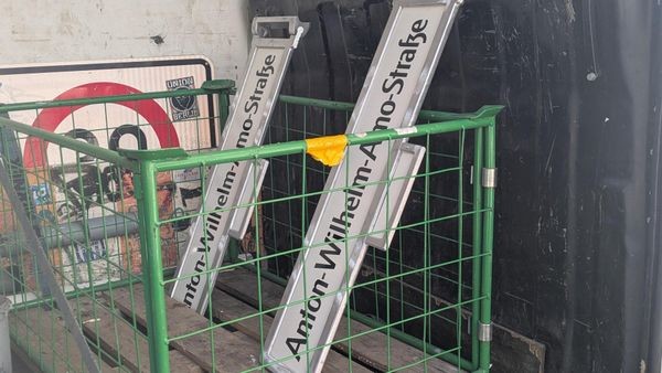 Sodišče začasno ustavilo preimenovanje ulice Mohrenstraße v Berlinu tik pred slovesnostjo.