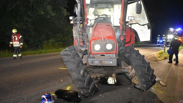 Biker rast in Treckerfront und wird 30 Meter weit geschleudert