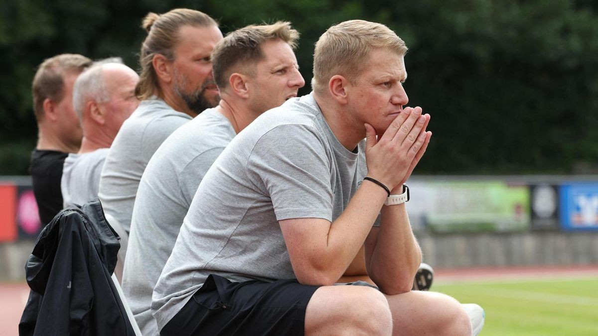 In der Fußball-Landesliga treffen die Teams von VfB Bottrop und 1. FC Lintfort am Sonntag, 27. Juli 2025, im Jahn-Stadion in Bottrop aufeinander. Marco Hoffmann, Trainer VfB. 