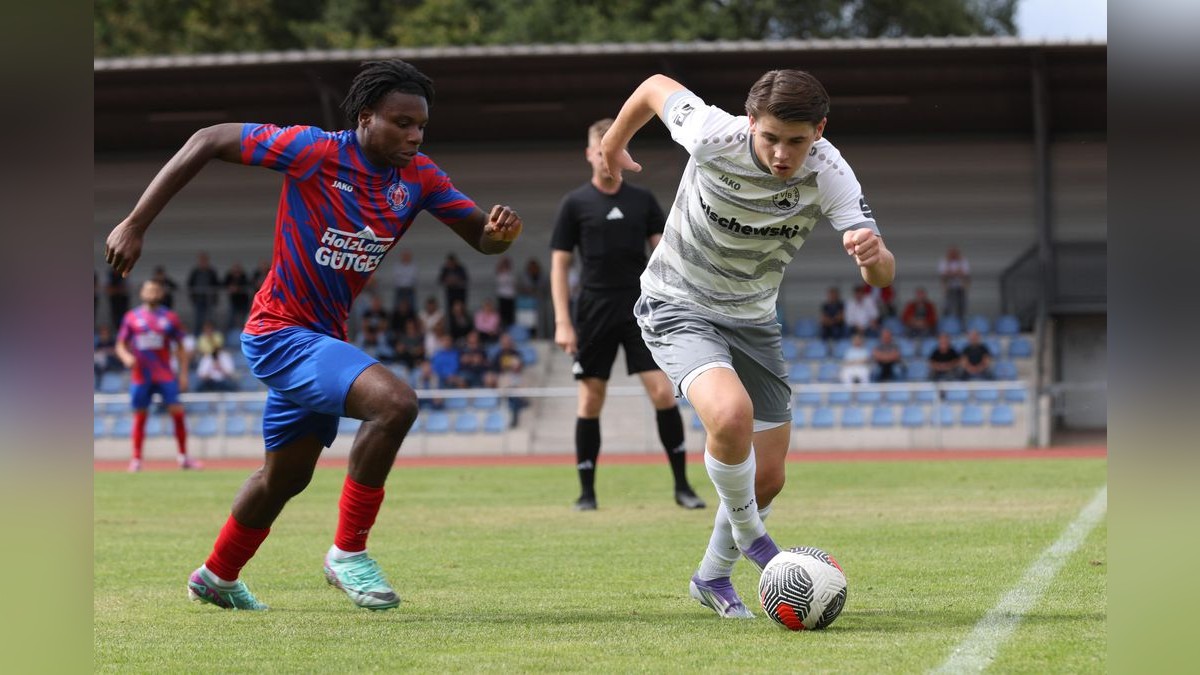 In der Fußball-Landesliga treffen die Teams von VfB Bottrop und 1. FC Lintfort am Sonntag, 27. Juli 2025, im Jahn-Stadion in Bottrop aufeinander. PRINCELY NGANGJOH (20, Lintfort), Lasse Phillip Dittner (13, VfB).