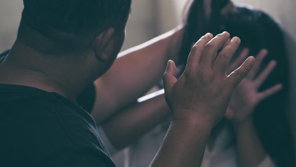 Sexueller Angriff mit Faustschlägen: Mann mit starkem Speichelfluss gesucht