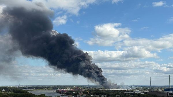 Lagerhalle brennt in Hamburg – Rauchwolke über der Stadt