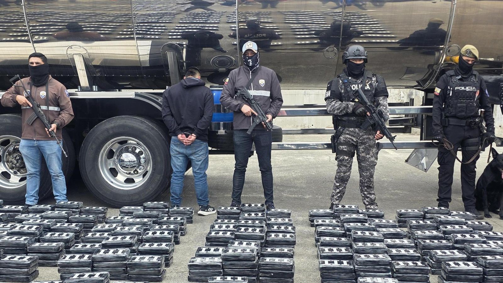 Ecuadors-Polizei-stoppt-LKW-und-macht-tonnenschwere-Entdeckung