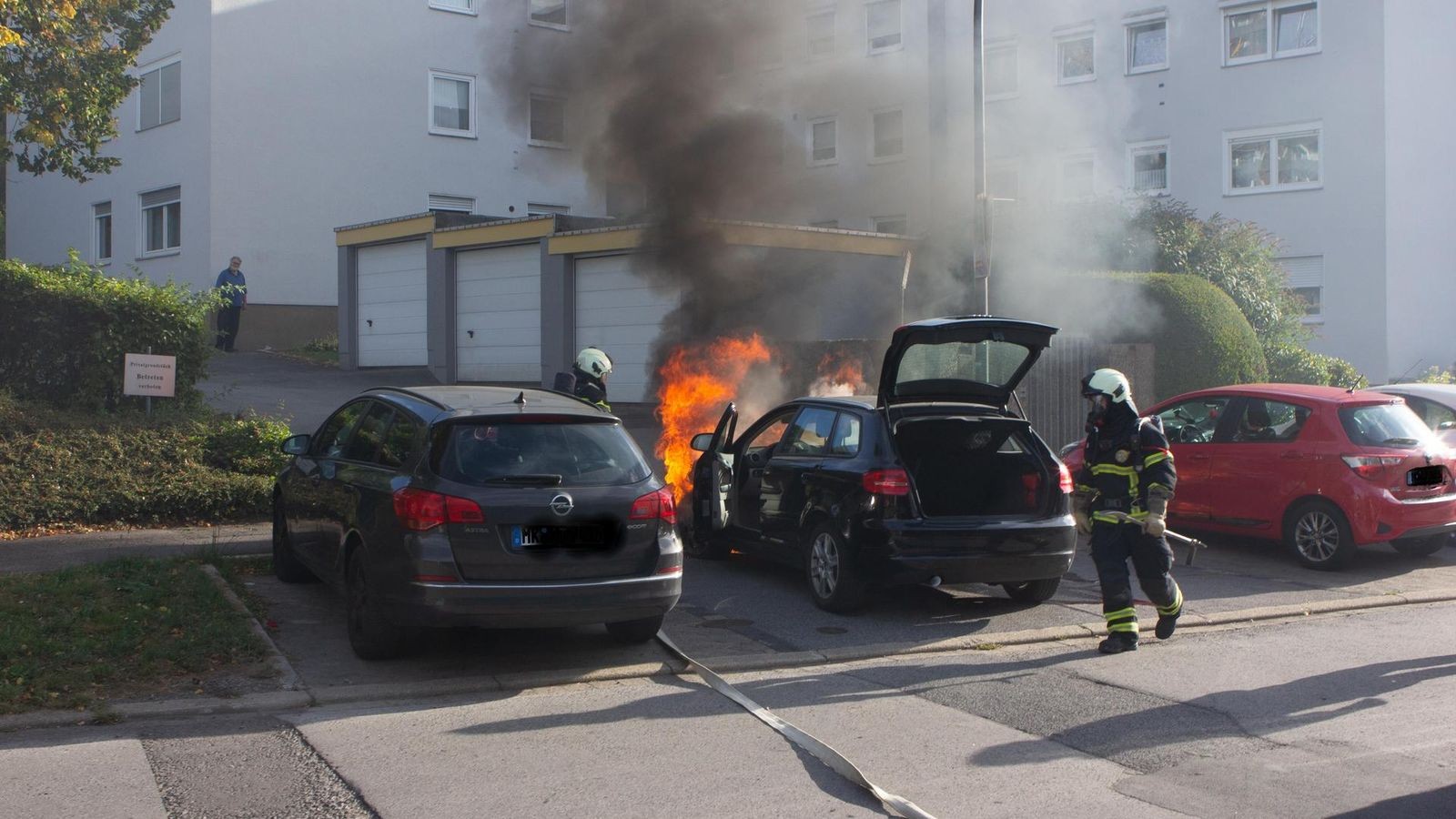 Feuerwehr-l-schte-in-Iserlohn-brennendes-Auto