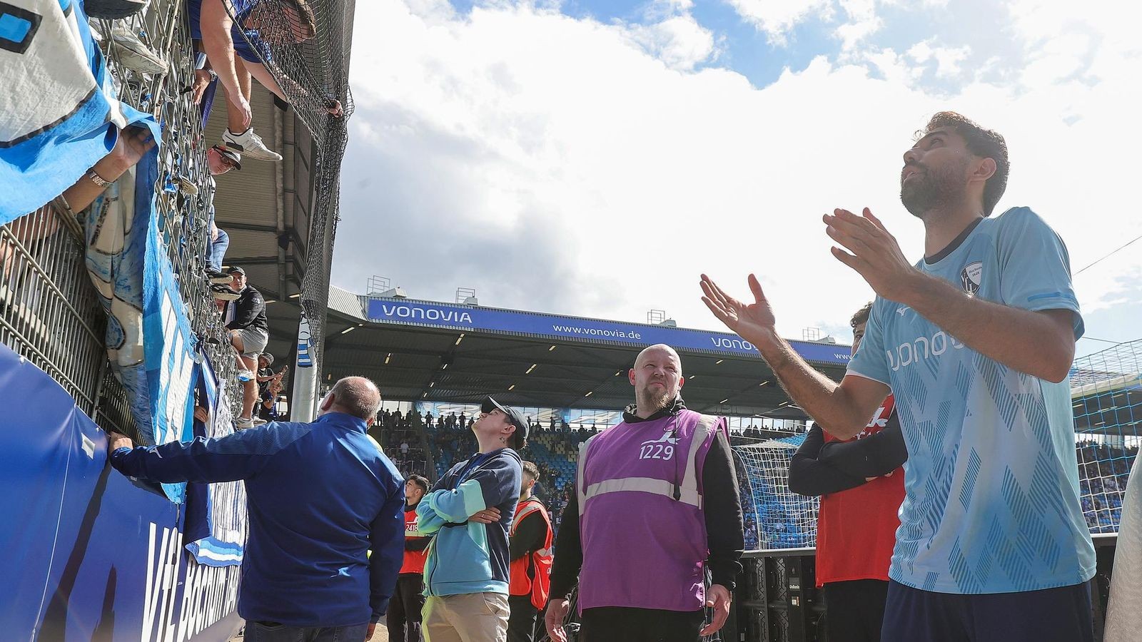 VfL-Bochum-Mannschaft-zum-Rapport-bei-den-Fans-Bero-reagiert
