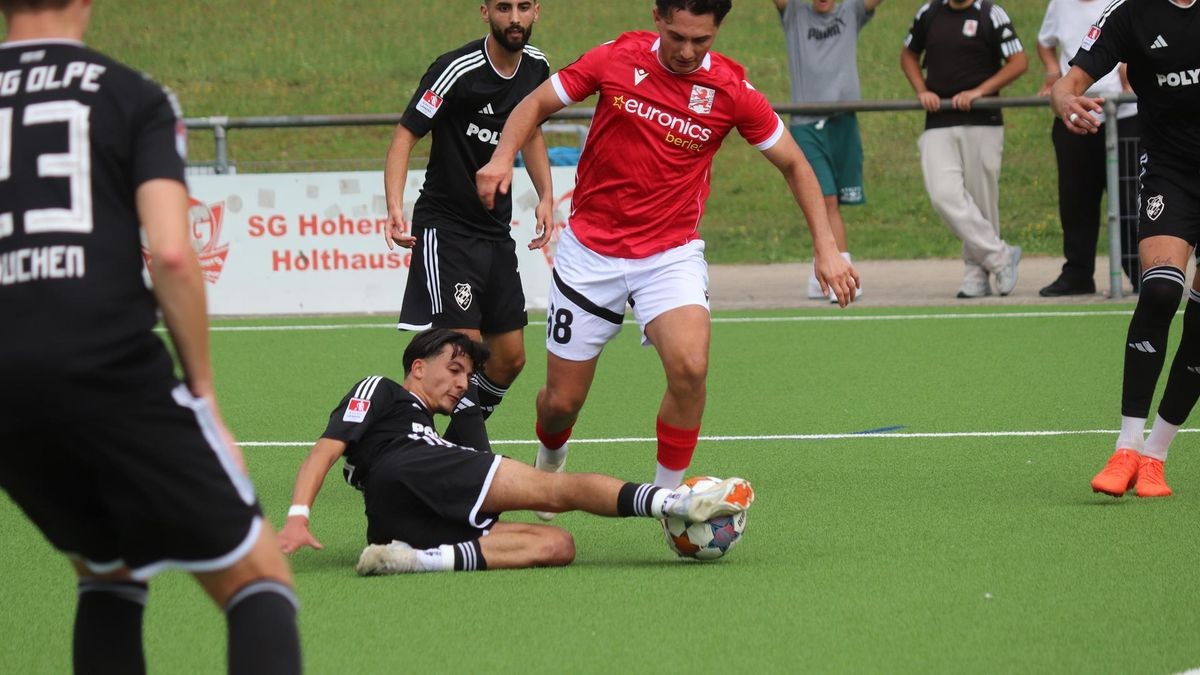 Hohenlimburgs Berkant Canbulut trifft gegen Neheim per Elfmeter. SV Hohenlimburg - SpVg. Olpe: Hohenlimburgs Berkant Canbulut am Ball.