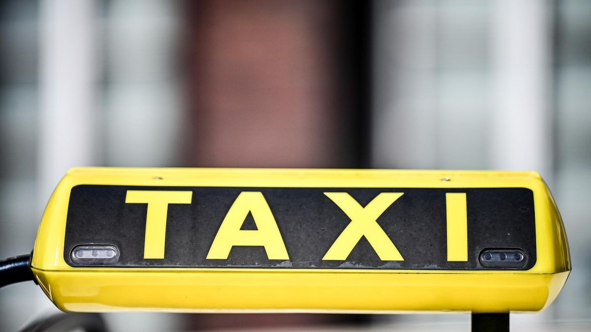 In der Nacht zu Sonntag rief ein Taxifahrer die Oberhausener Polizei. Er soll angegriffen und beleidigt worden sein. Als die Polizei eintraf, eskalierte die Situation. (Symbolbild) 