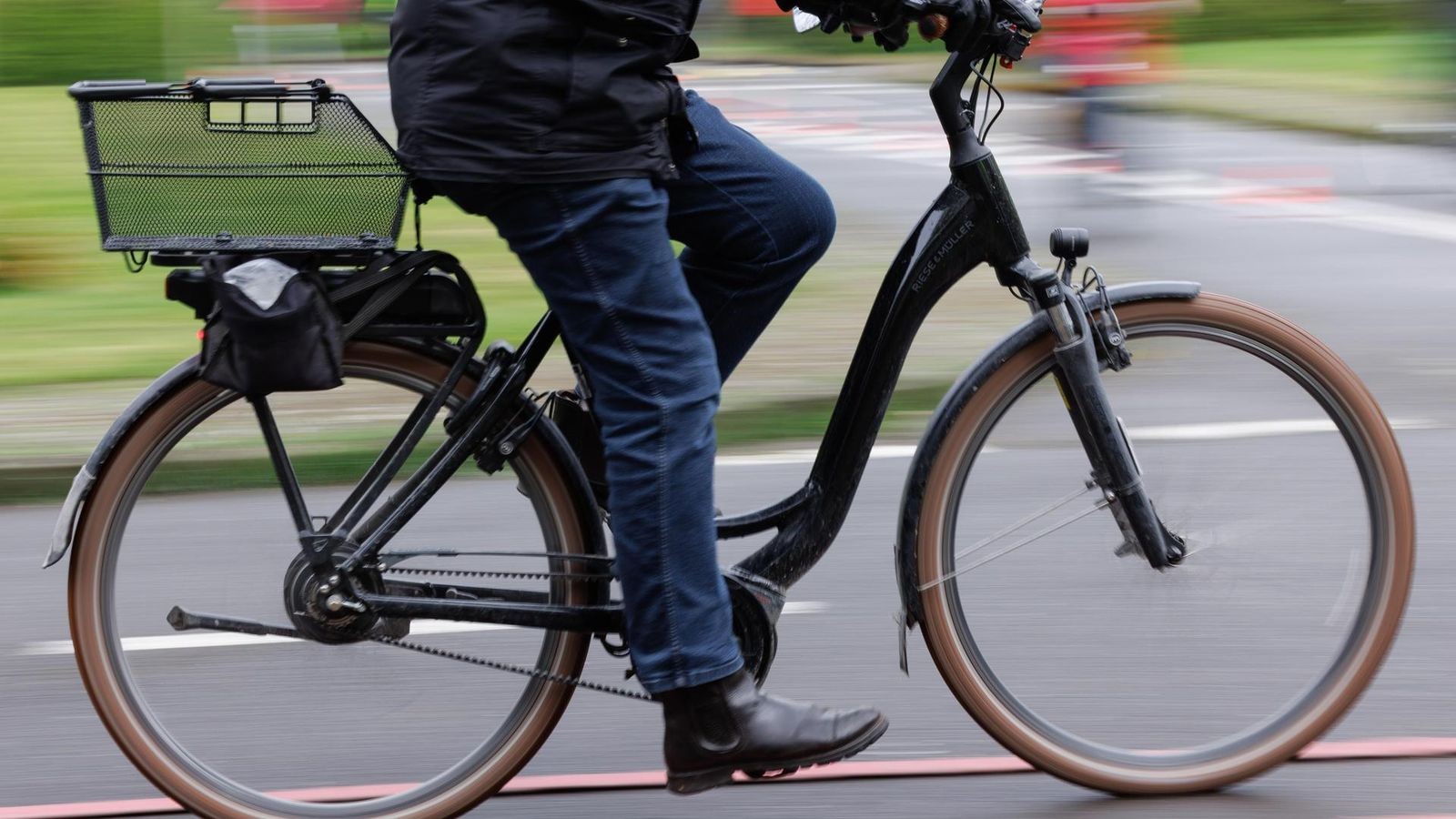 Radfahrer-in-Salzgitter-bei-Unfall-mit-Pkw-schwer-verletzt