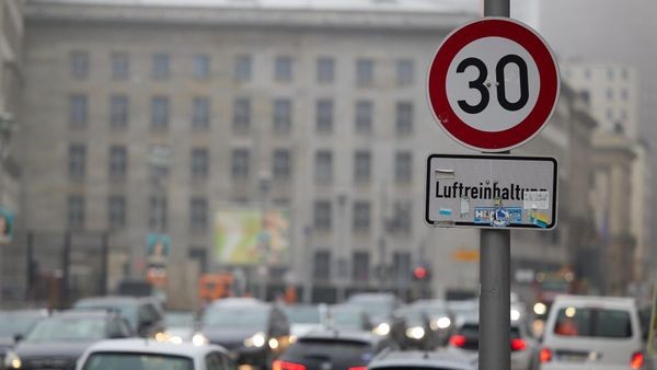 Berliner Senat schafft Tempo 30-Zonen ab – an 23 Hauptstraßen