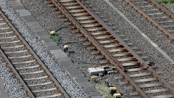 Unbekannte legen Steine auf Schienen – zwei Züge fahren drüber