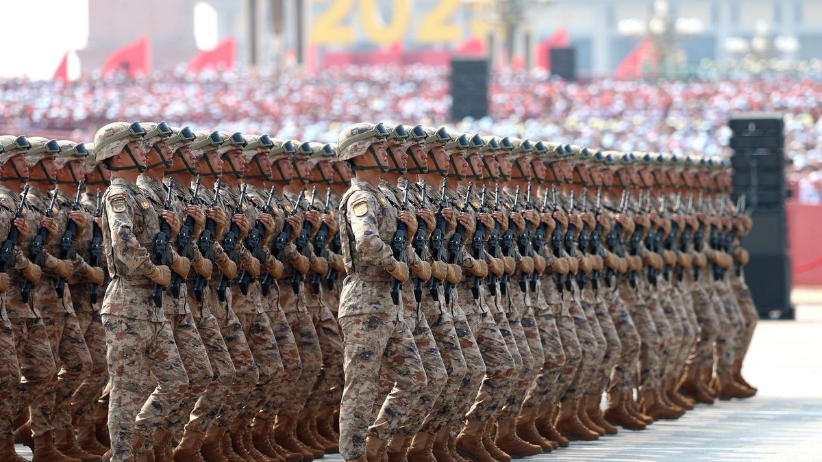 Soldaten marschieren bei der Feier zum Ende des Zweiten Weltkriegs. China Marks The 80th Anniversary Of The End Of World War II And Victory Over Japan