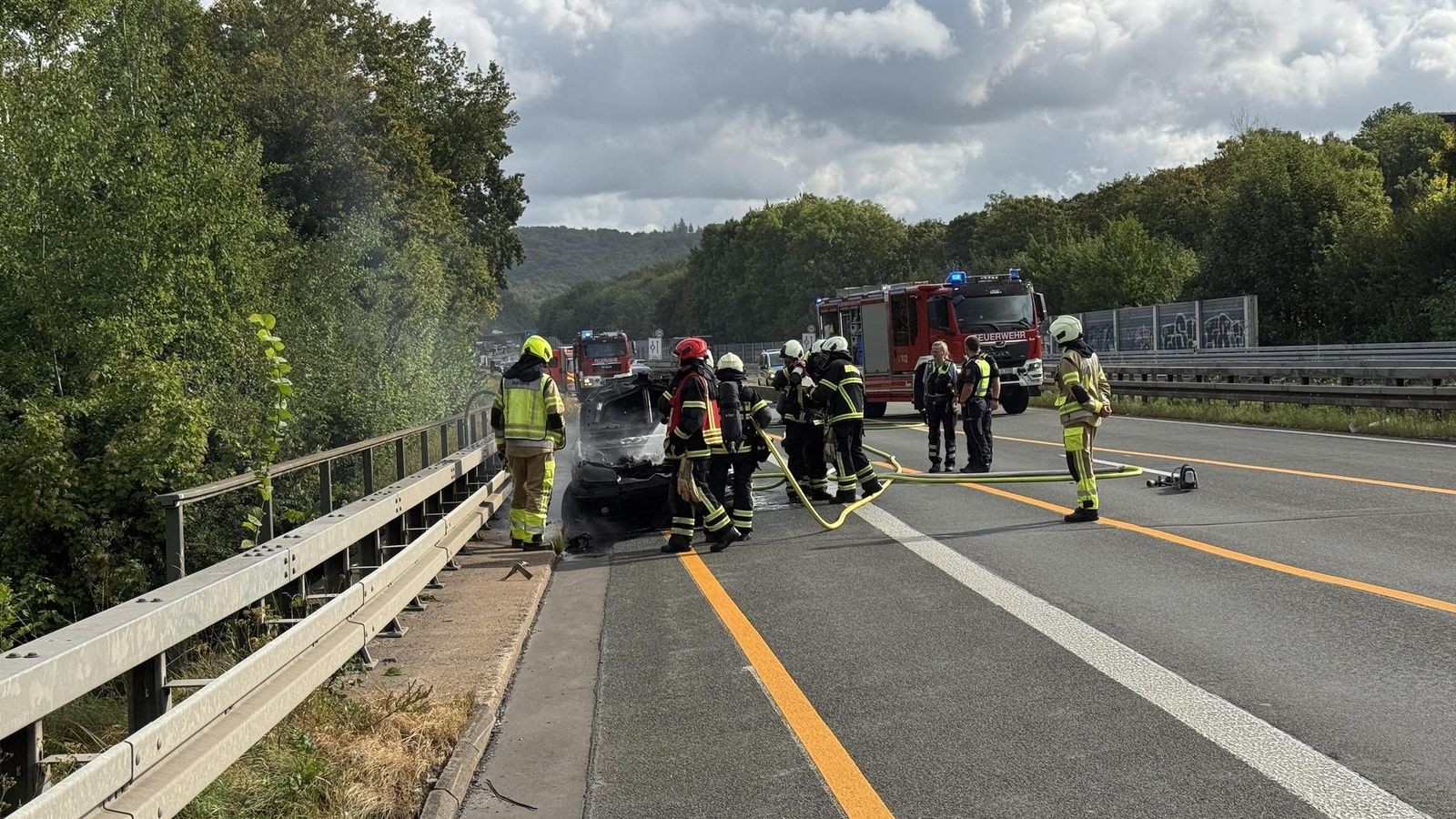 A46-gesperrt-Auto-brennt-im-Baustellenbereich