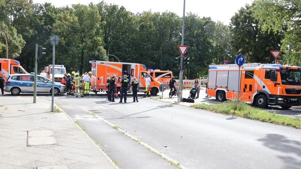 Auto fährt in Berlin in Menschengruppe – mehrere Kinder verletzt