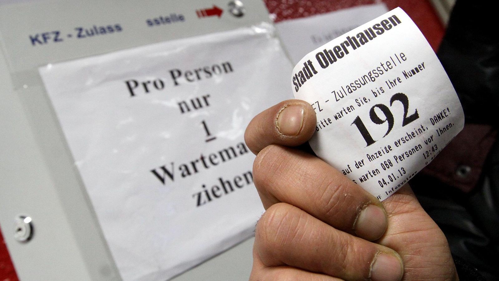 Kfz-Zulassungen-Selbst-Autoh-ndler-stecken-in-Warteschlange