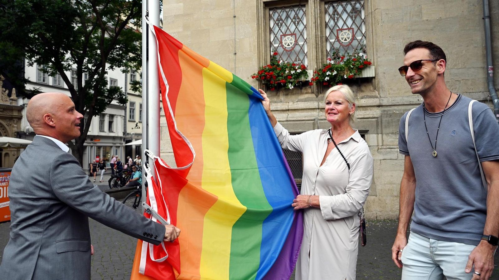 Regenbogenflagge-weht-vor-dem-Erfurter-Rathaus