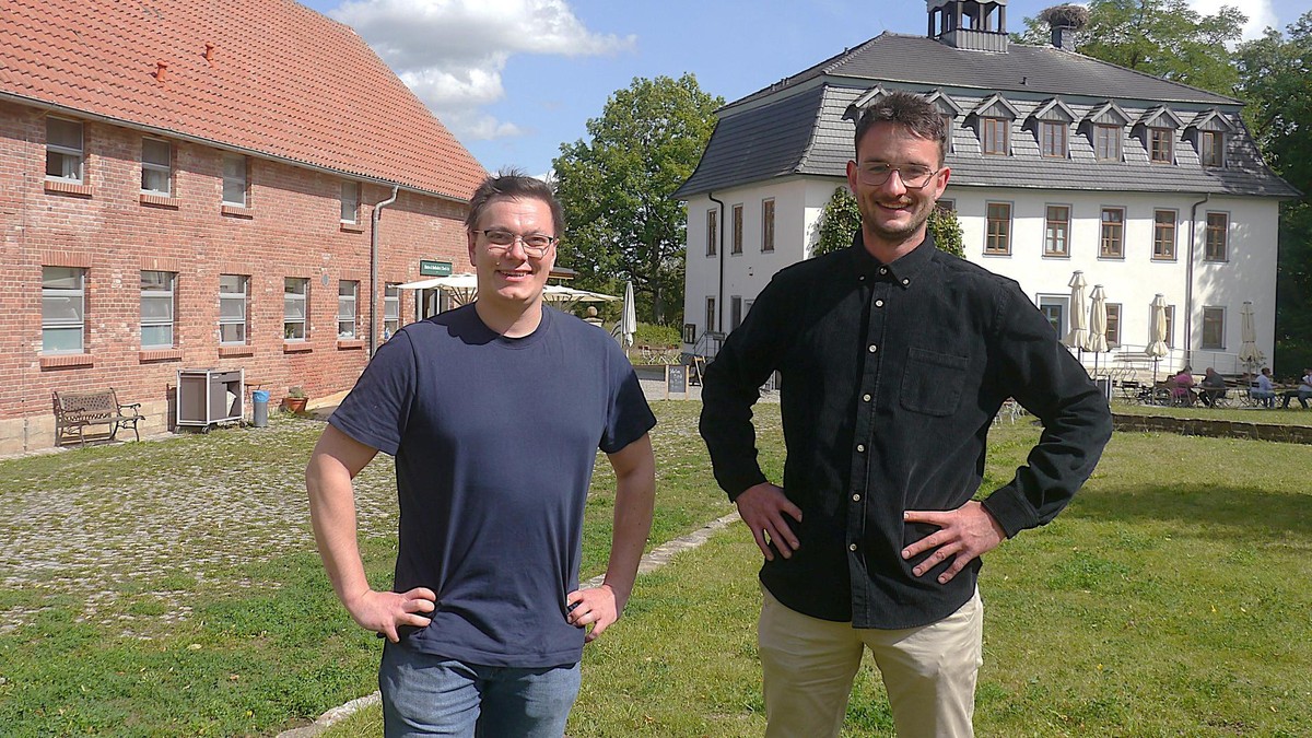 Zum Erntedankfest mit Bauernmarkt lädt das Bio-Stiftsgut Wilhelmsglücksbrunn am 28. September. Hotelchef Richard Karsten (links) und Landwirtschafts-Leiter Franz Duderstedt freuen sich mit ihren Familien und ihrem Team auf Gäste.