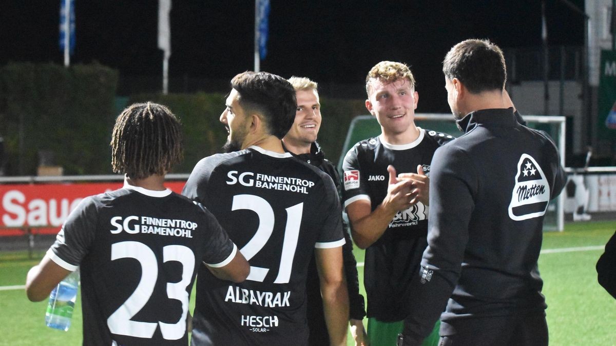 Gratulation: Luca Uwe Herrmann (2. v.r.) erzielte das entscheidende Tor zum 2:0 für  Finnentrop/Bamenohl.