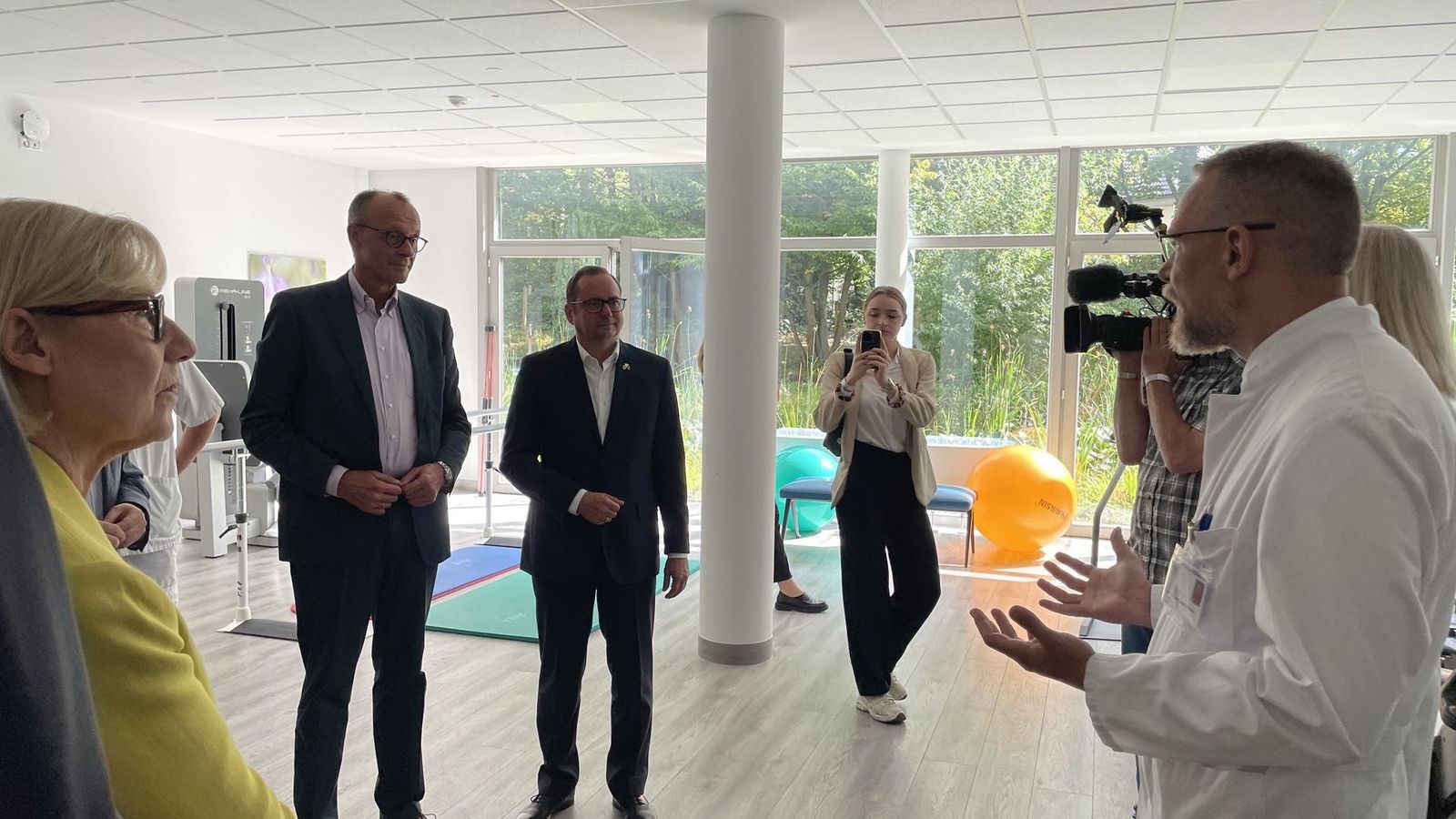 Bundeskanzler-in-Essen-Warum-Merz-dieses-Krankenhaus-besucht