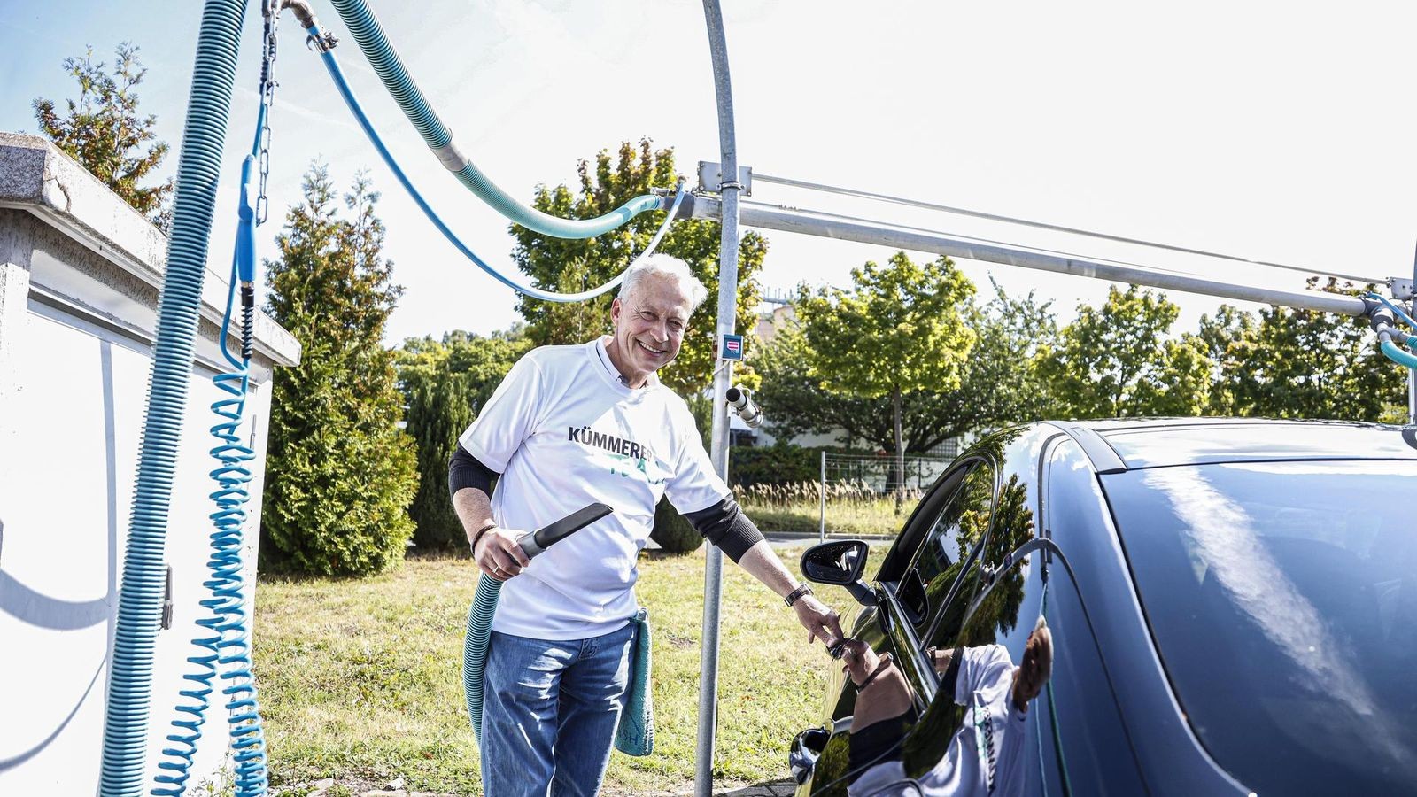 Die-besten-Fotos-der-Benefiz-Autowasch-Aktion-in-Iserlohn