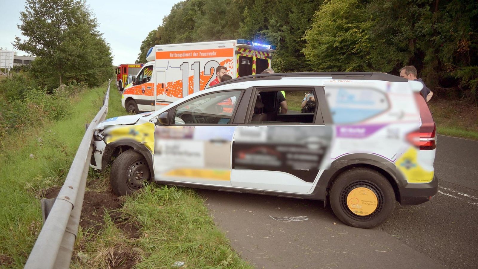 Siegen-Zwei-Verletzte-Auto-knallt-mehrfach-in-Leitplanken