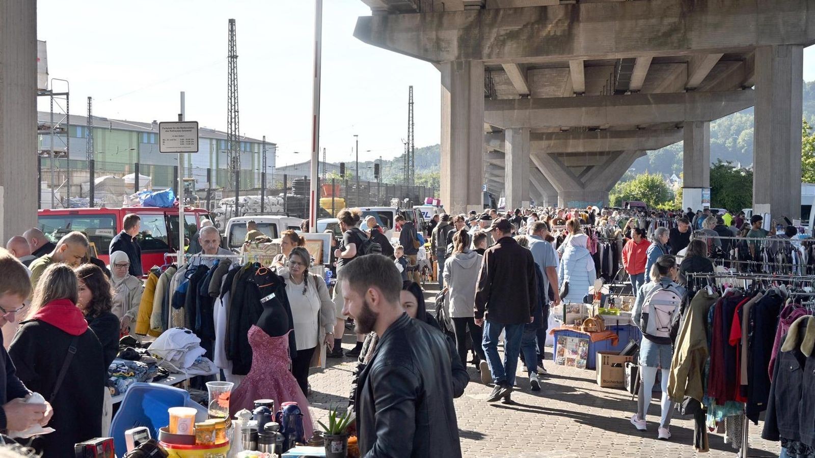 Siegen-Vorm-Flohmarkt-unter-HTS-in-Geisweid-geparkt-Autos-sind-futsch