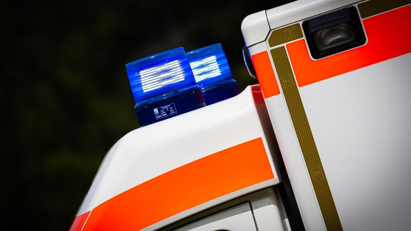 Auto fährt in eine Bushaltestelle - zwei Schwerverletzte