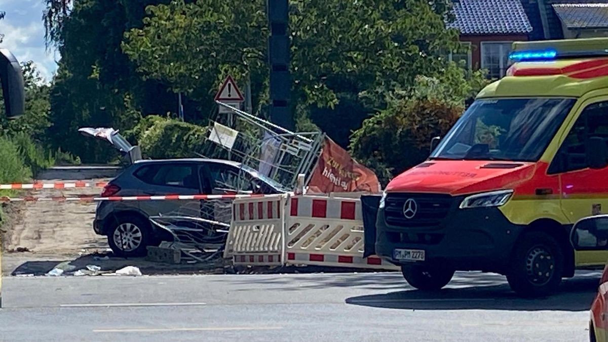 Nach dem Unfall in Lichterfelde ist der Fahrer in einen Bauzaun gerast. Nach dem Unfall in Lichterfelde ist der Fahrer in einen Bauzaun gerast.