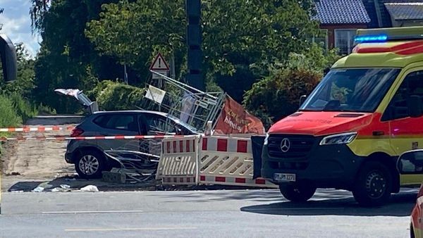 Autofahrer rast in Fußgänger und fährt dann Radfahrer tot